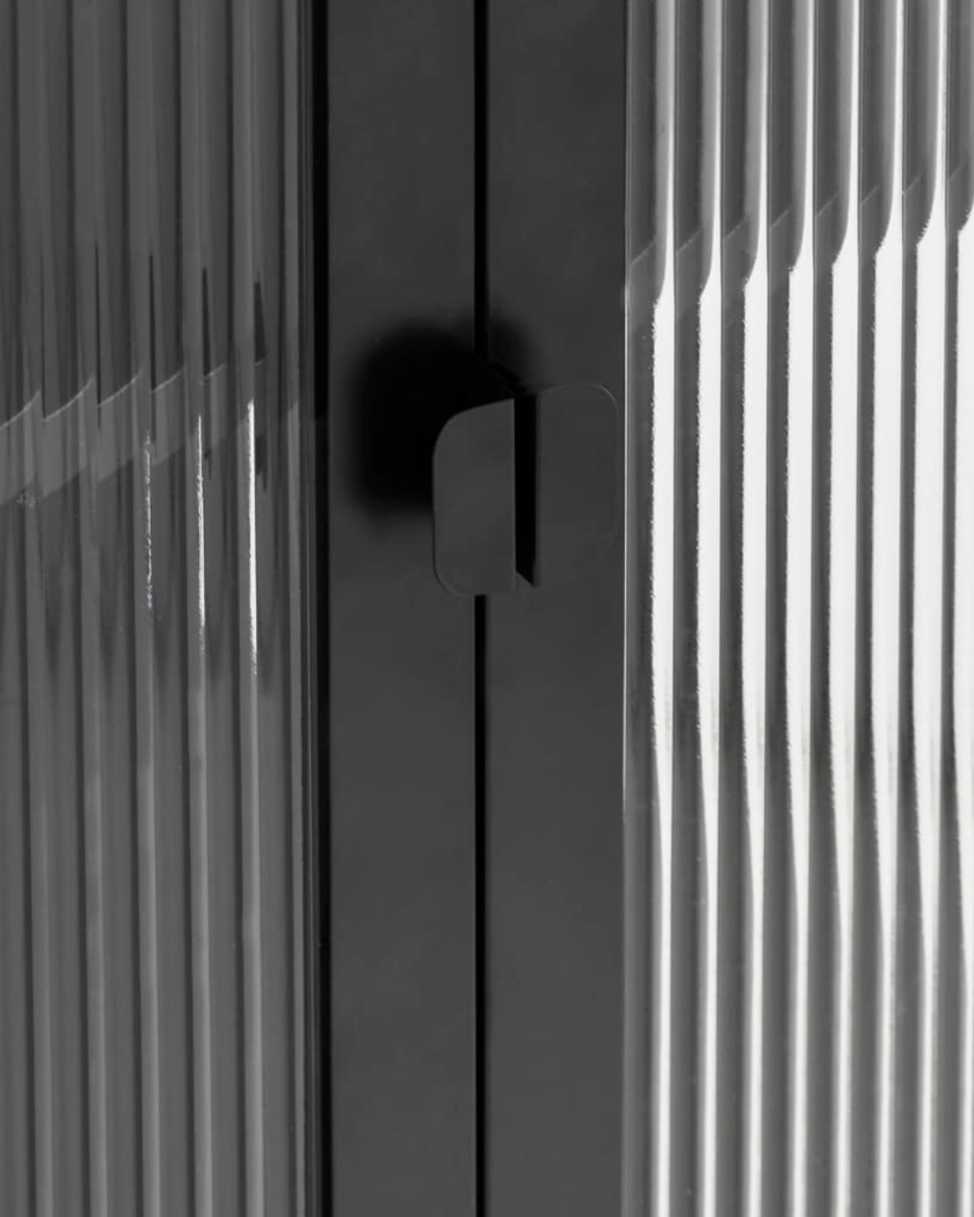 Industrial Contemporary Βιτρίνα Ατσάλι & Αυλακωτό Γυαλί 85cm Μαύρο - Image 6