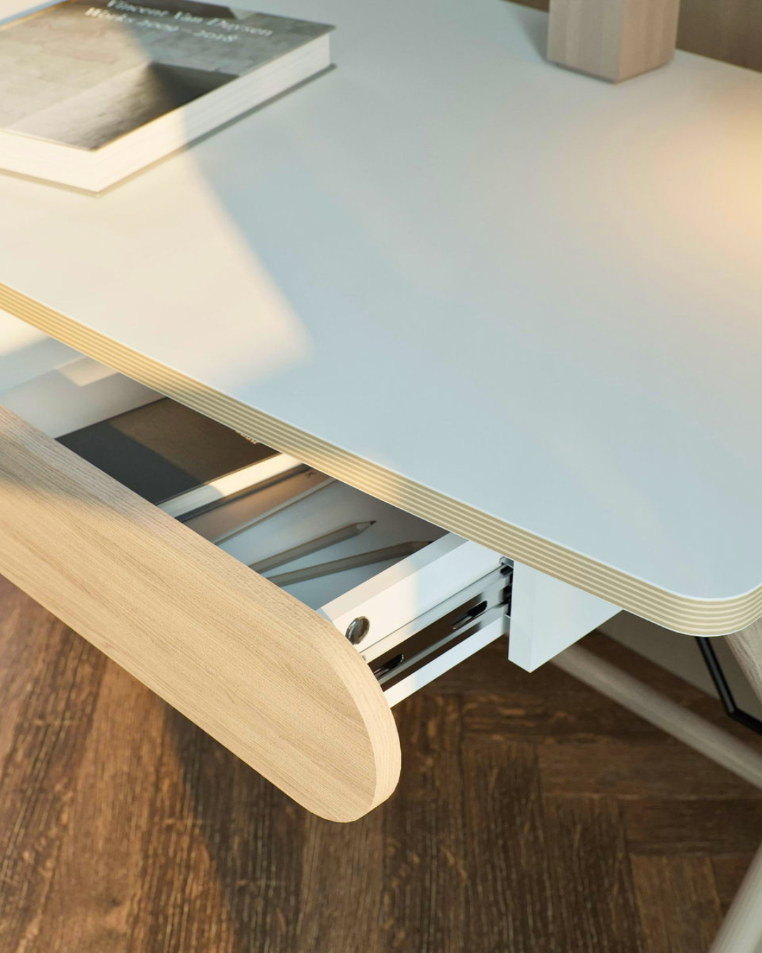 Modern Γραφείο με Ξύλινα Πόδια 135cm φυσικό/λευκό - Image 4